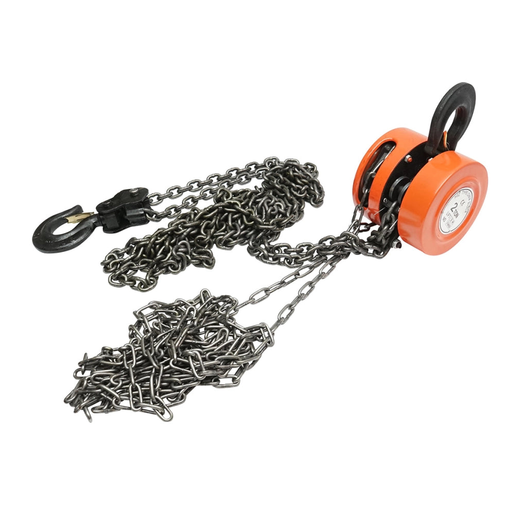 Paranco manuale a catena, portata massima 2000 kg, lunghezza catena 3 m e gancio di sicurezza.