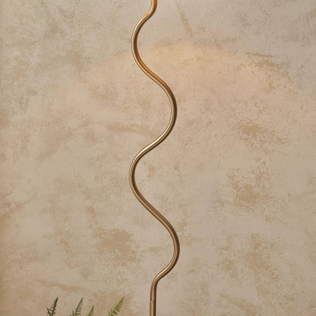 Lampada da terra boho Wriggle ottone rafia E27 Endon