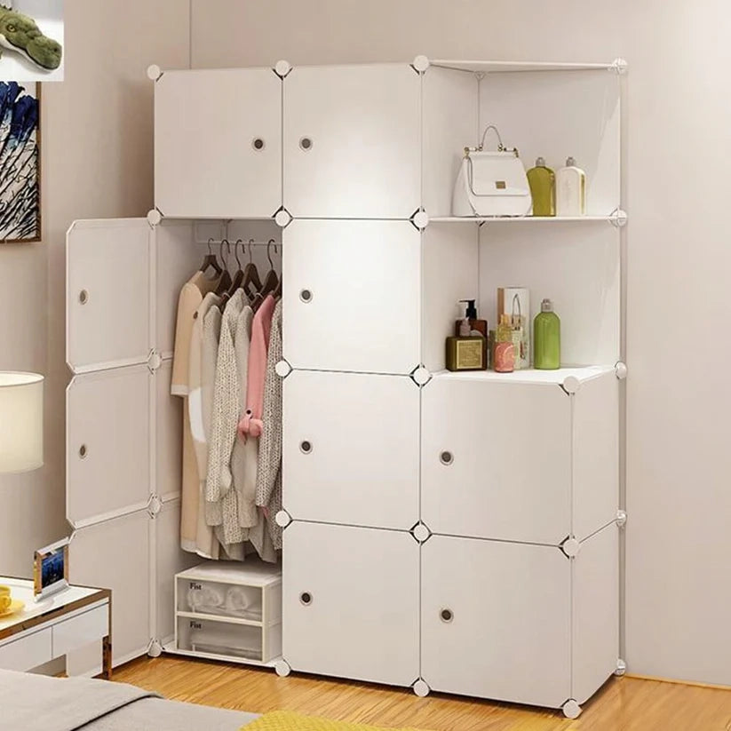 Armadio da 111x47x147 cm in finitura bianca, moderno e funzionale.