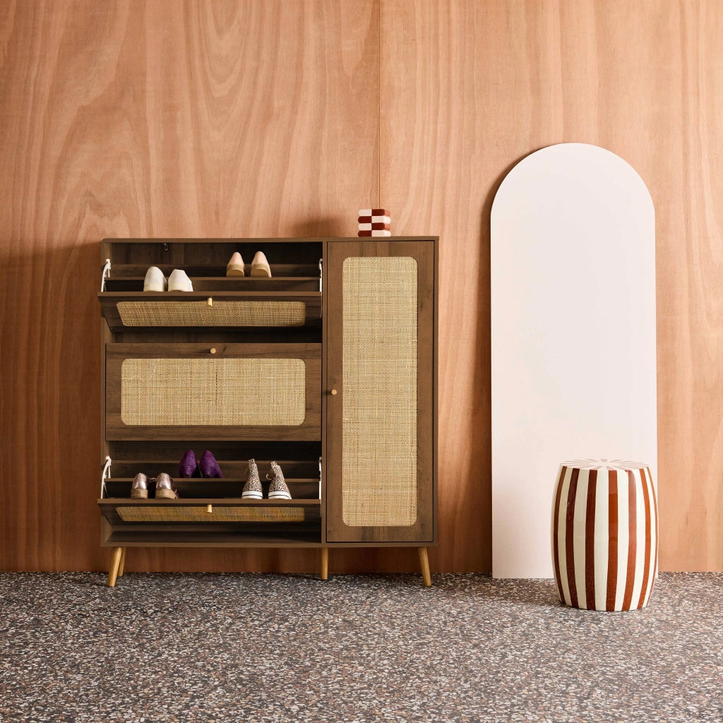 Scarpiera con decoro in legno e canna, 3 ante, noce