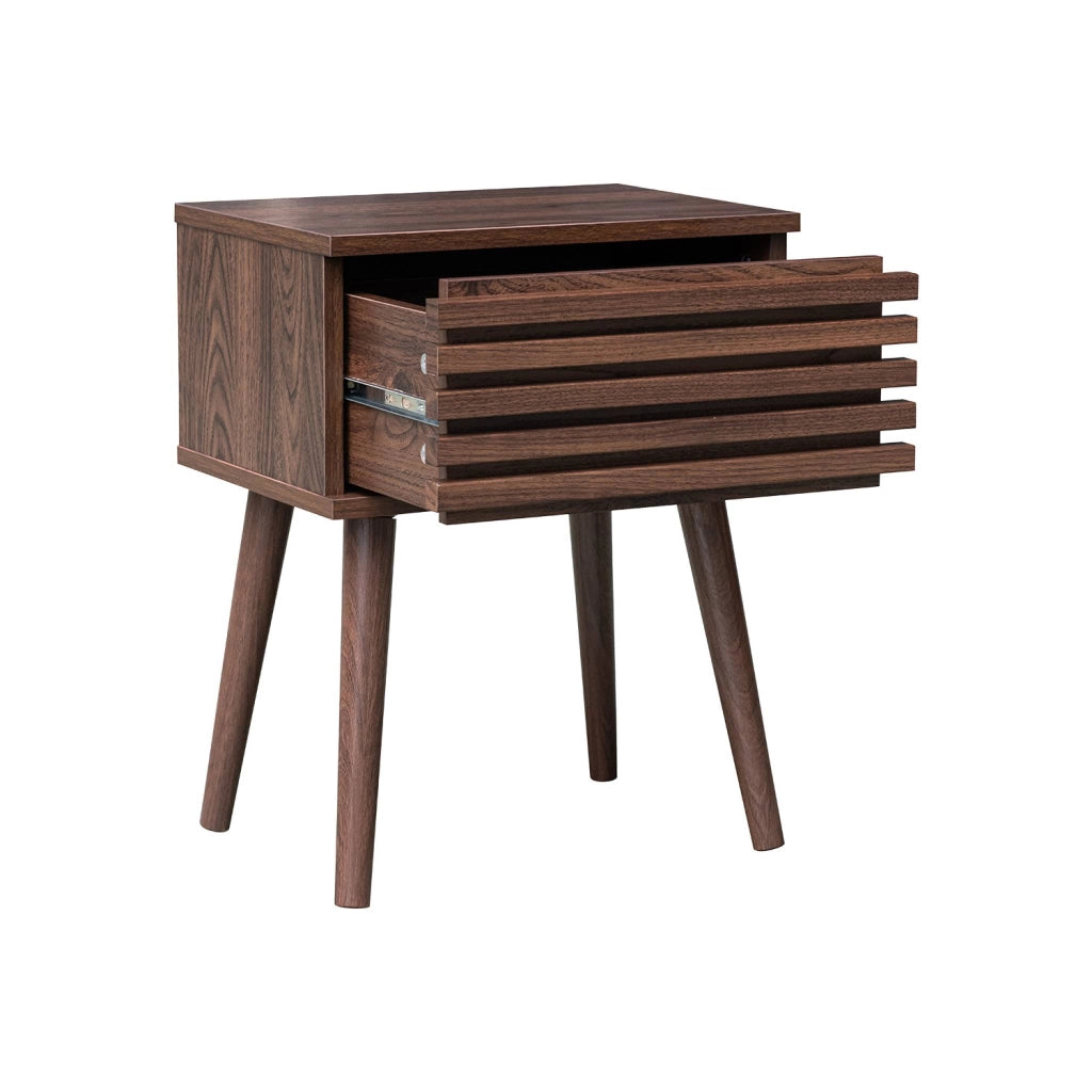Set 2 comodini scandinavi con decoro in legno scanalato, noce