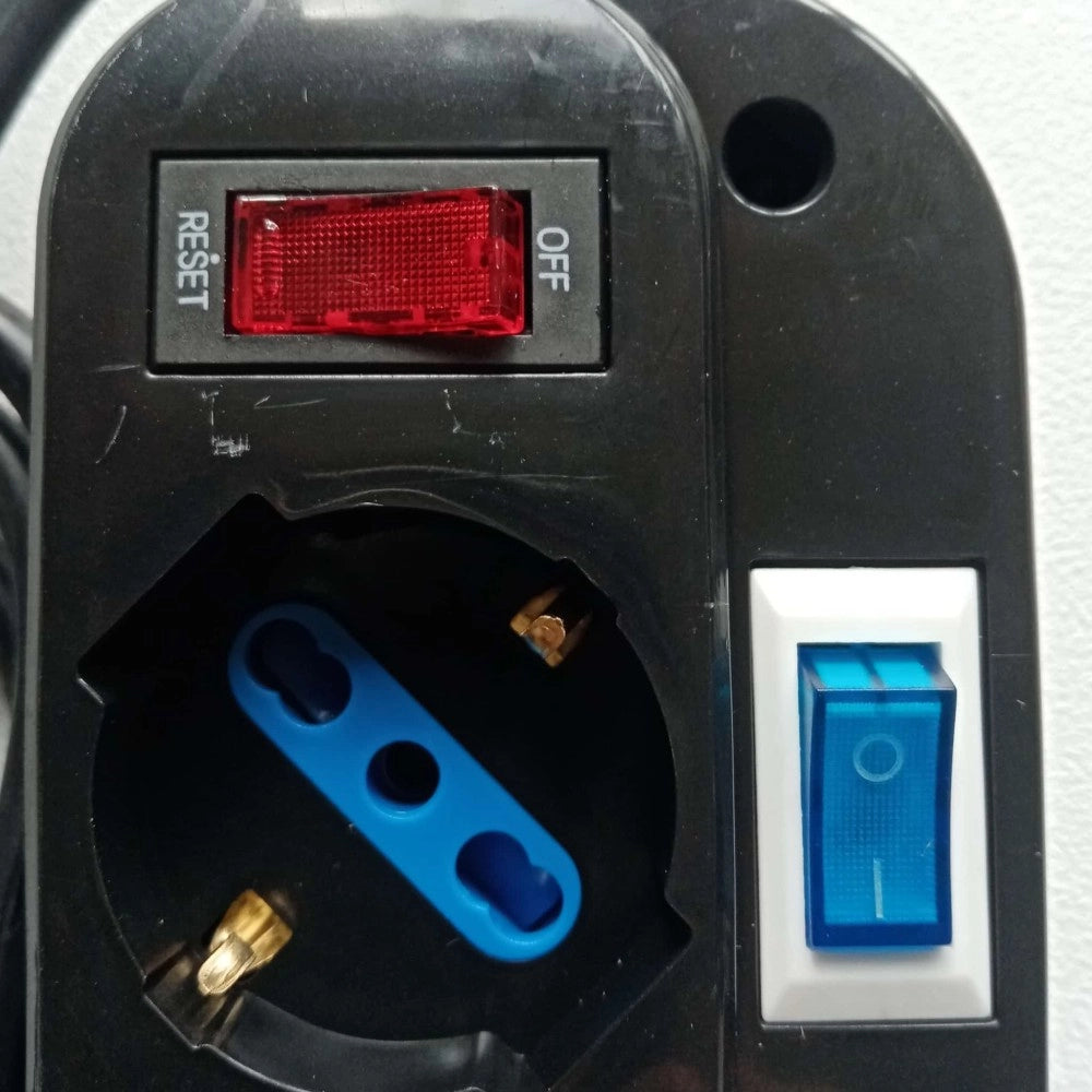 Multipresa nera da 6 posti universali con 7 interruttori cavo da 1,5mt