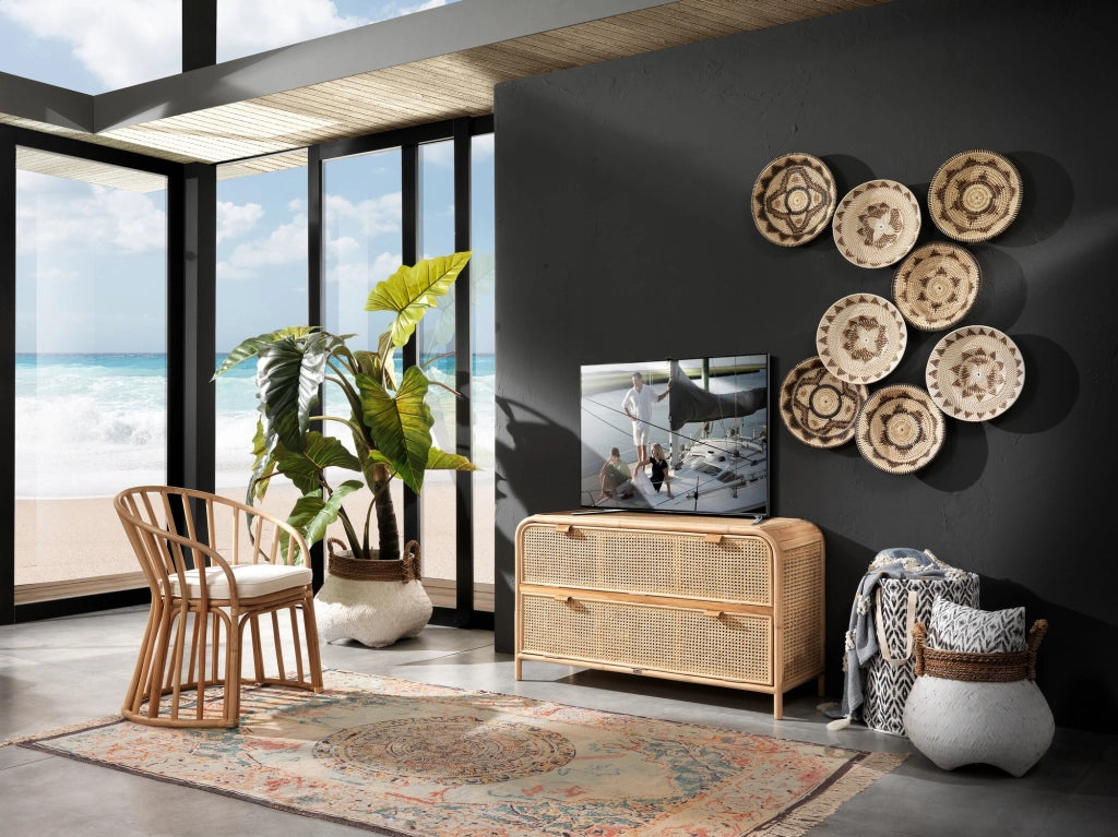 Poltroncina in rattan beige con cuscino