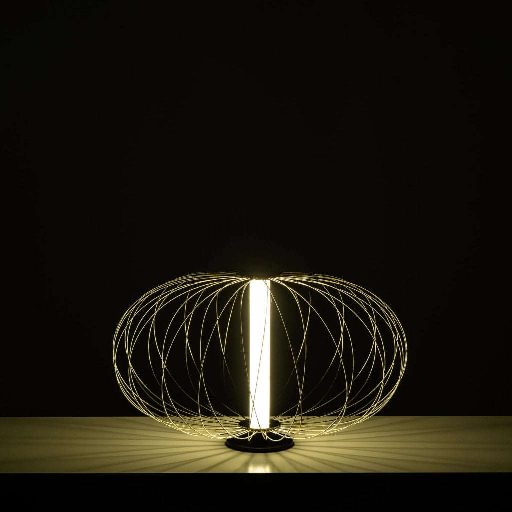Lampada da tavolo LED Mizar 5W 3000K, paralume in acciaio ottone lucido e struttura in acrilico bianco, design moderno ed elegante - Mizar