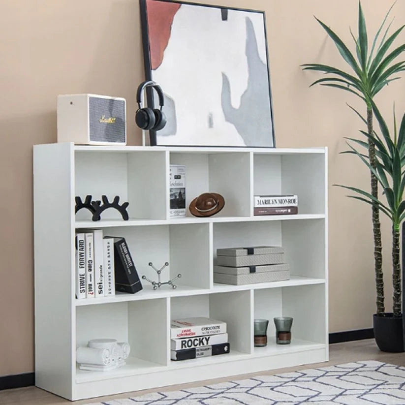 Scaffale moderno con 8 ripiani e cassettiera. Un grande armadio aperto di colore bianco.