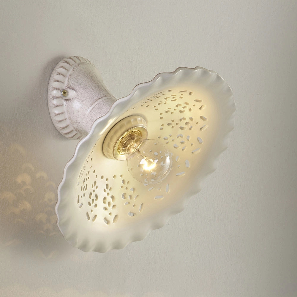 MERLETTO MATT Applique con Base Obliqua e Paralume Ceramica Anticata Ø30