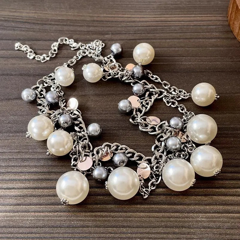 Collana girocollo fatta a mano con pendente di perle dai colori contrastanti e perline, ideale come regalo di Natale o di compleanno.