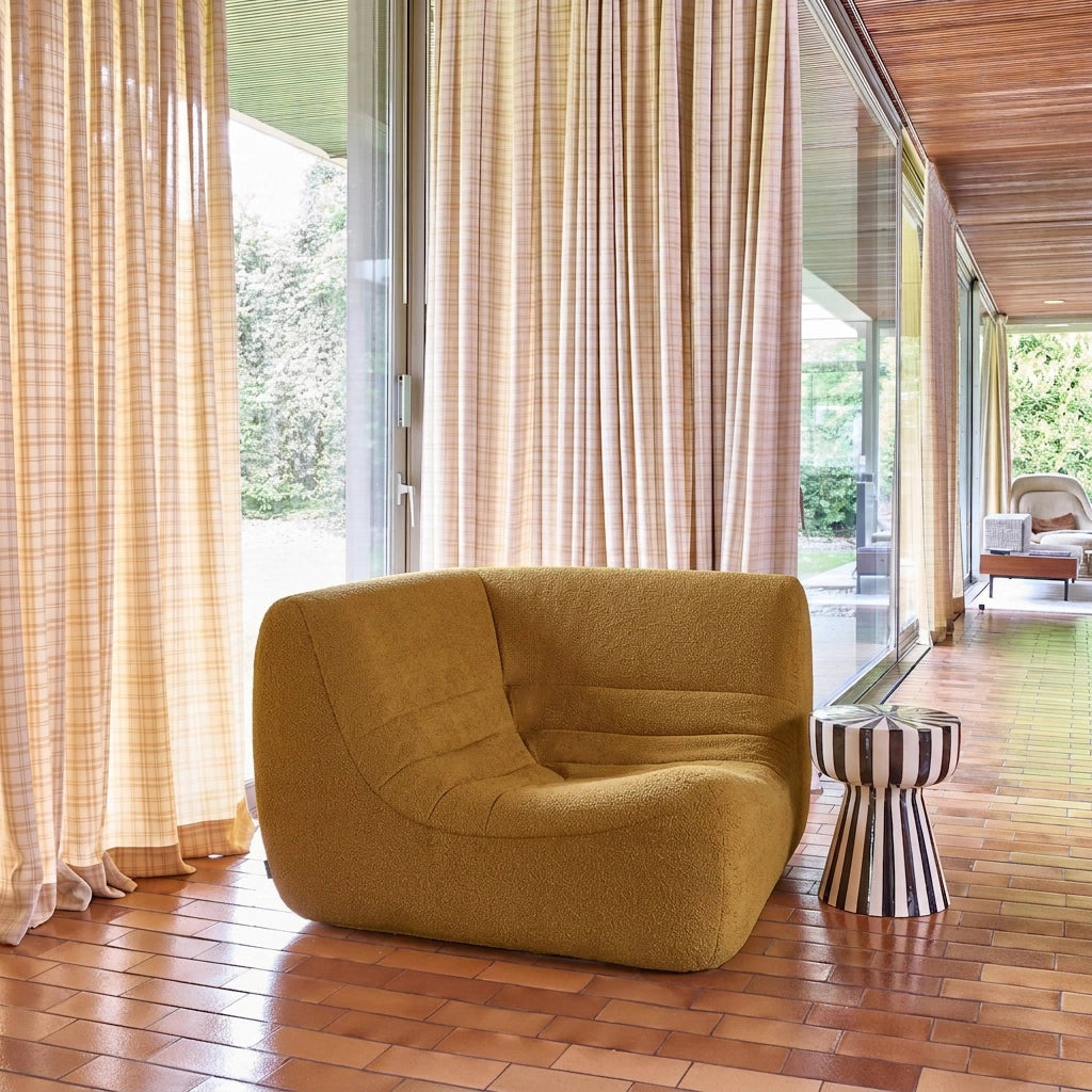 Poltrona angolare in bouclé testurizzato, mostarda