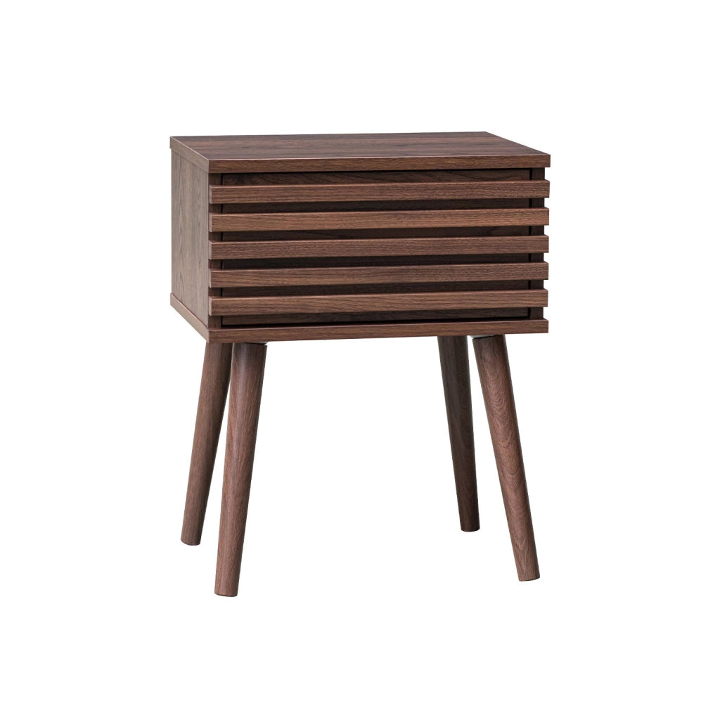 Comodino scandinavo con decori in legno scanalato, marrone