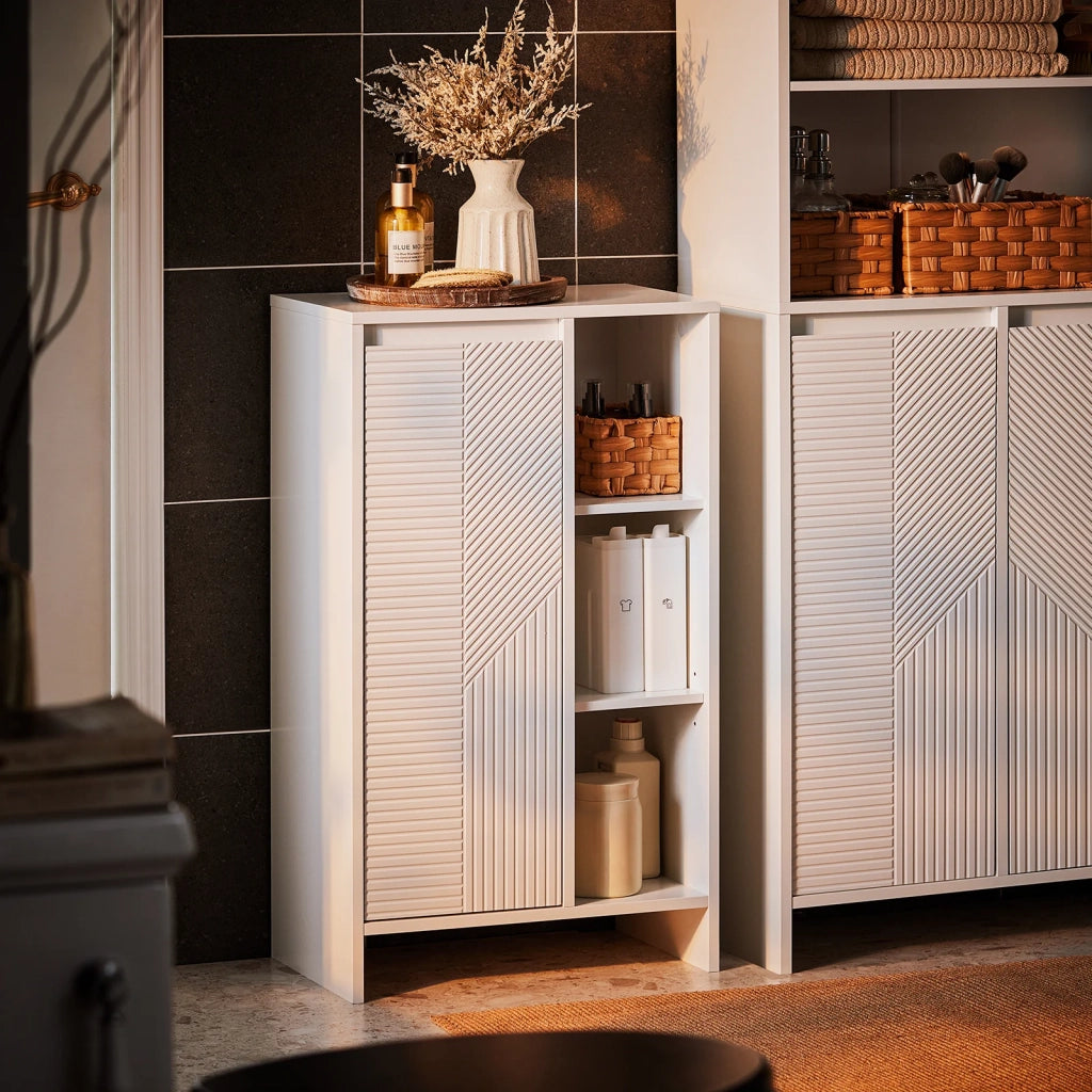 Mobile lavanderia con sacchi portabiancheria pieghevoli Mobiletto Basso da Bagno con Cesto per Biancheria e 3 Ripiani Aperti Bianco 50x30x86 cm BZR156-W