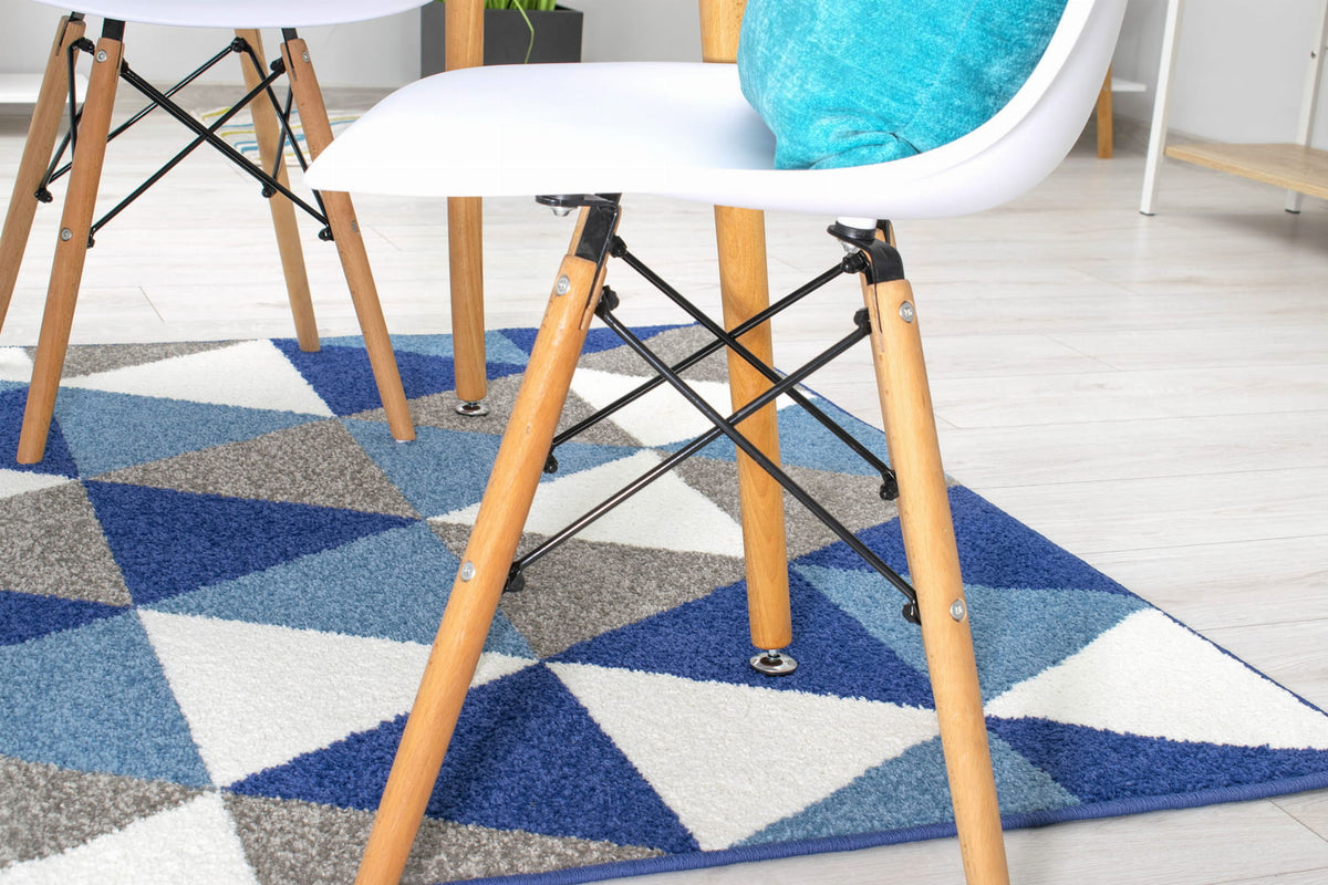 Sedia Valora OSAKA bianca con gambe naturali, design ergonomico x2