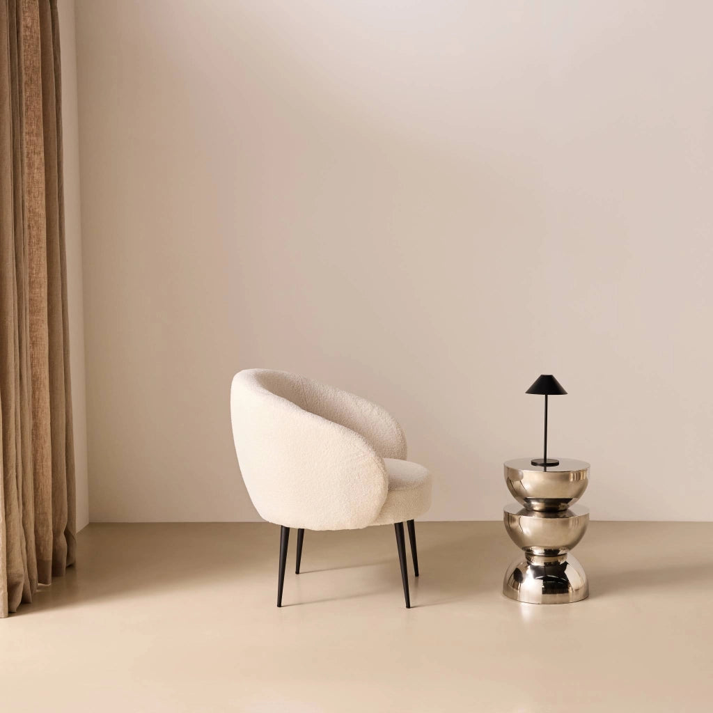Poltrona di design in boulcé bianca e metallo, crema