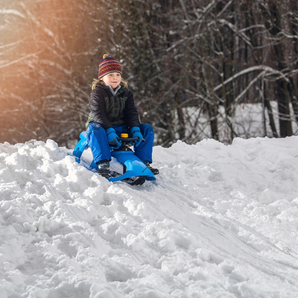 Slittino in plastica KADAX con volante per bambini, ideale per discese in montagna.