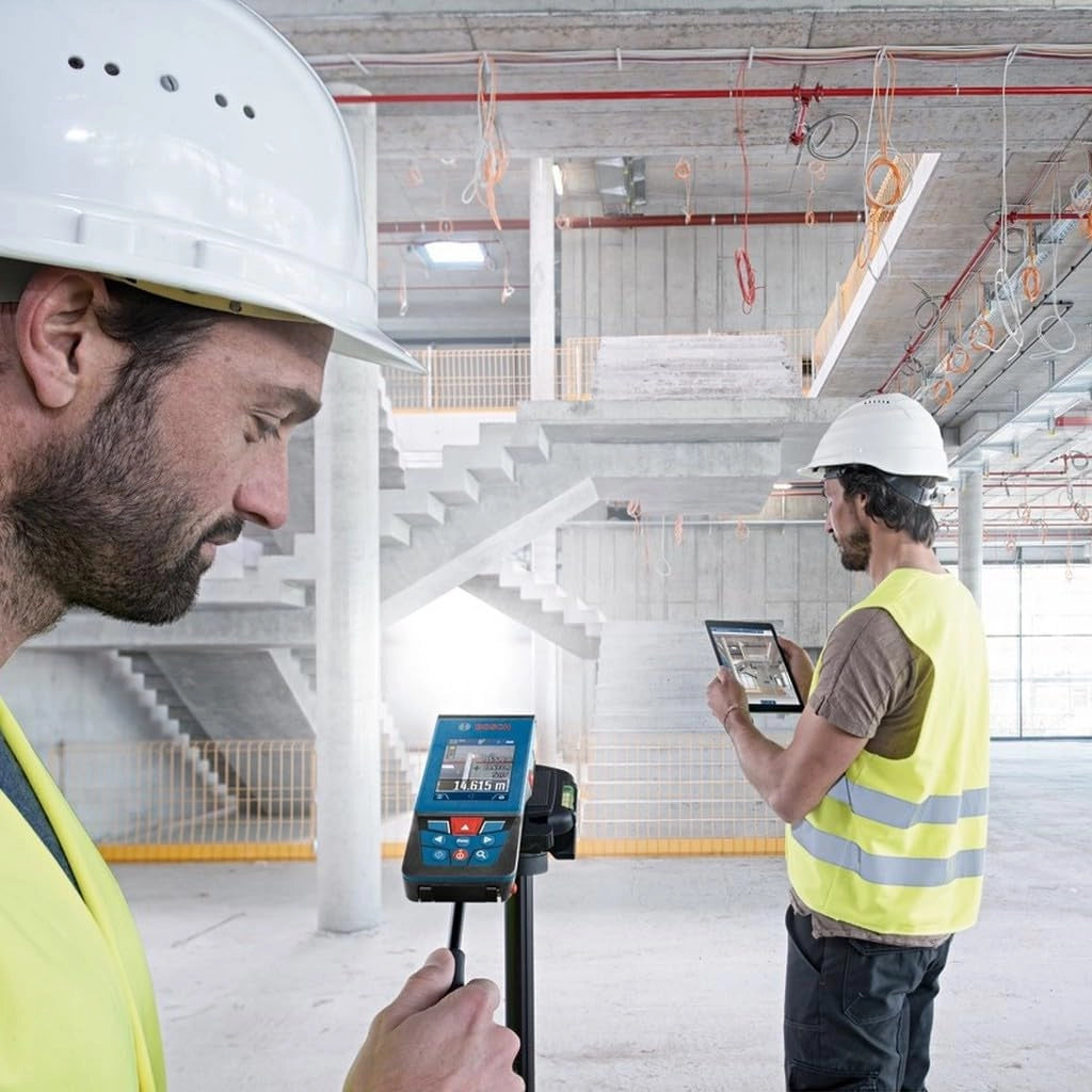 Bosch Professional Metro Laser Distanziometro Laser GLM 100-25 C (telecamera integrata, raggio d'azione: fino a 100 m, robusto, IP54, ± 1,5 mm*, 3 batterie AA, cinturino da polso, custodia)