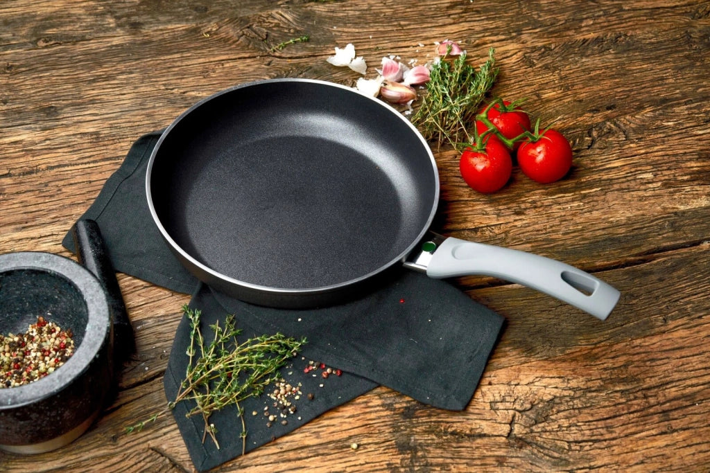 Ballarini 75003-049-0 Lazise Padella Antiaderente 4 Strati con Particelle di Diamante Diametro 24 cm Adatta a Tutte le Fonti di Calore Inclusa Induzione Manico Ergonomico con Foro per Appendere colore Nero