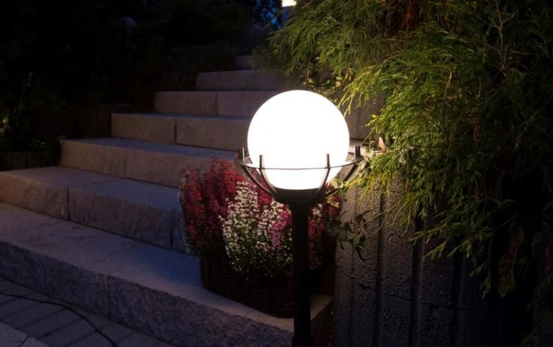 Lampione da giardino 72cm sfera 25cm E27 nero IP43