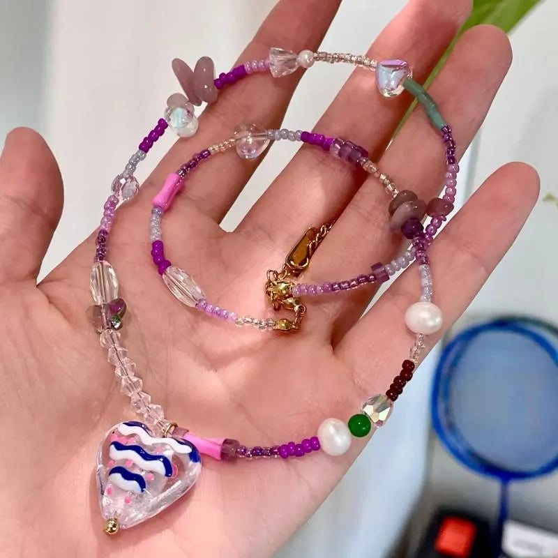 Collana a forma di cuore con perline di vetro: gioielli fatti a mano rosa e viola