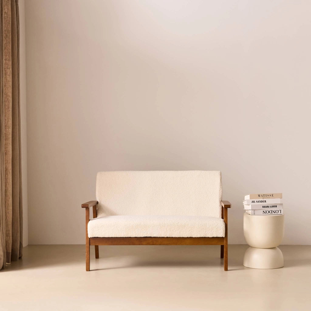 Divano in tessuto bouclé con gambe in legno tinto noce chiaro, 2