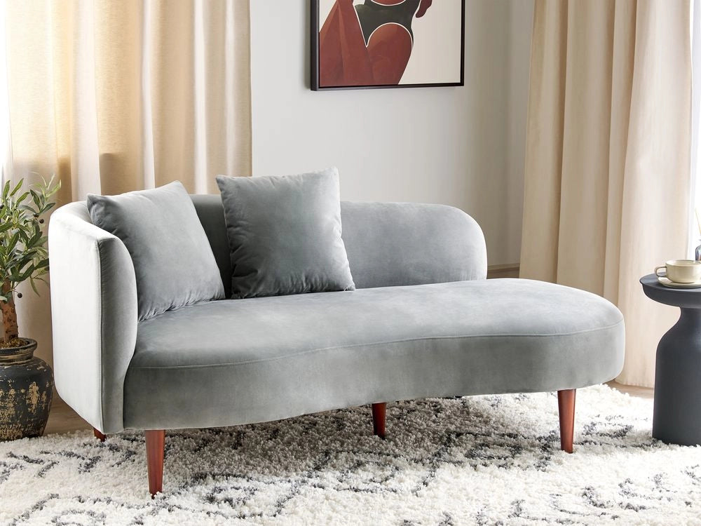 Chaise Lounge in velluto grigio chiaro lato sinistro gambe in legno scuro design moderno