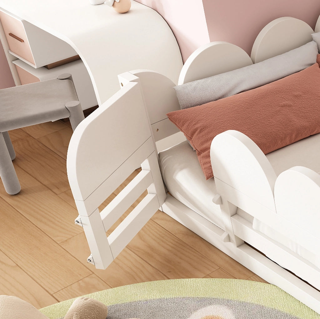 Letto a pavimento per bambini 140x200 cm con barriera, porta e scaffale