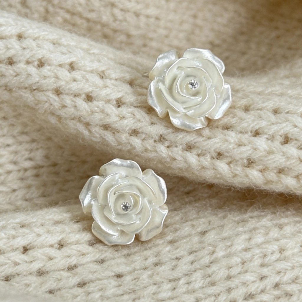 Orecchini a forma di camelia bianca con zirconi