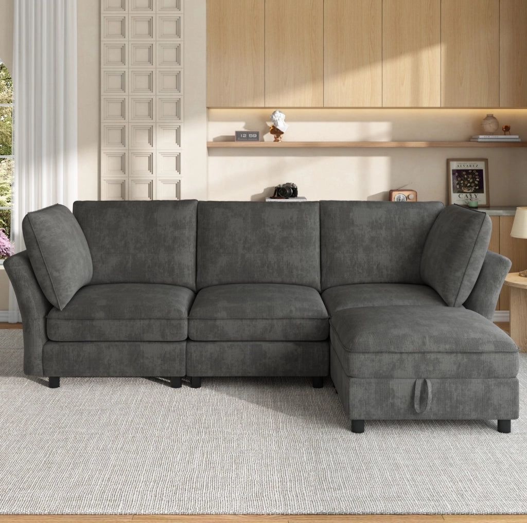 Divano modulare a L 225x137x84 cm in chenille grigio con pouf contenitore e cuscini