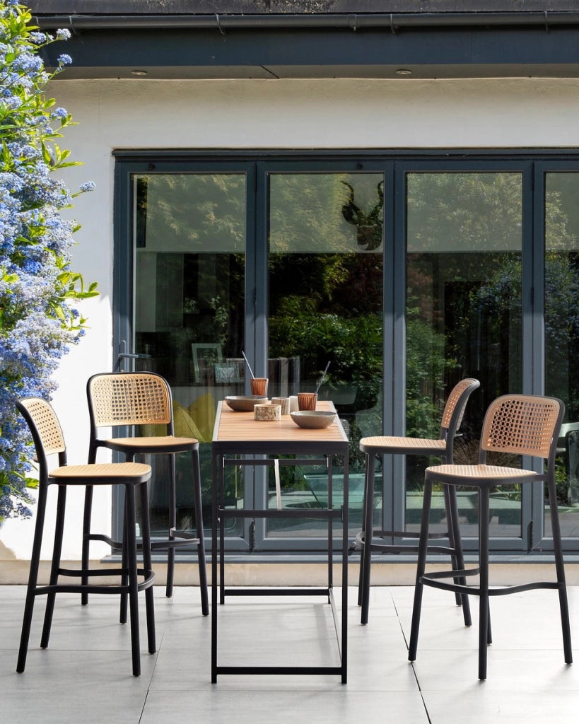 Set di 4 sedie da bar impilabili in plastica e senza braccioli, di colore beige e nero stile moderno