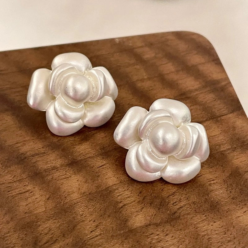 Orecchini a forma di camelia in metallo argentato