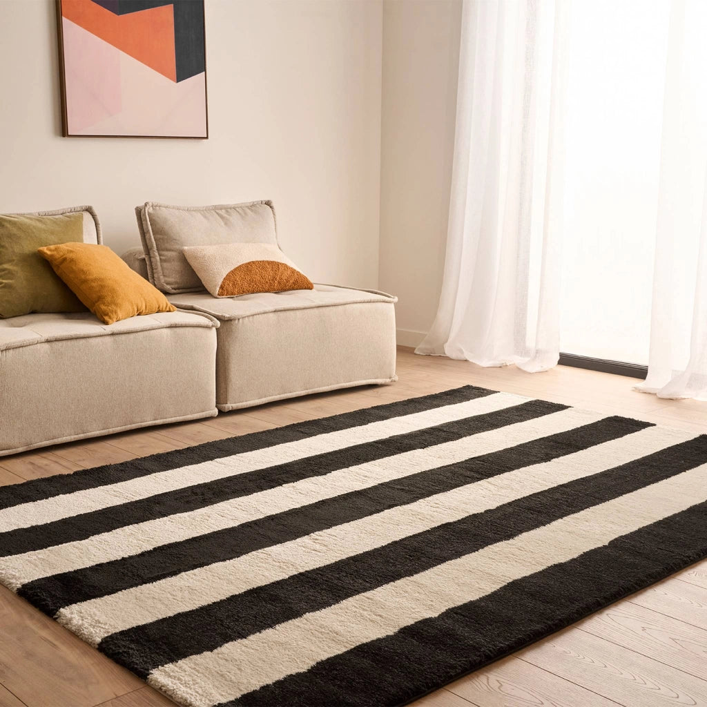 Tappeto da interno a righe bianche e nere