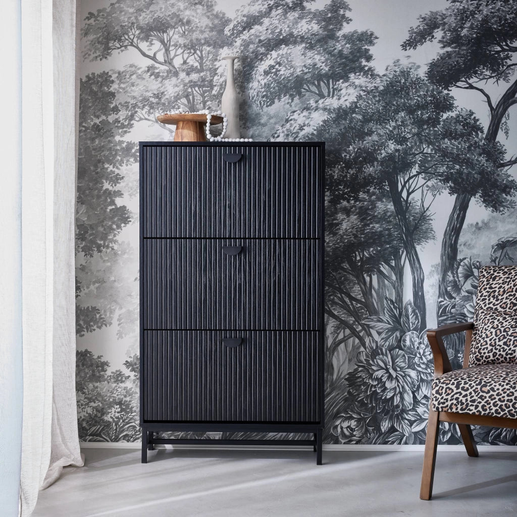 Scarpiera con decoro in legno scanalato, 3 ante, nero