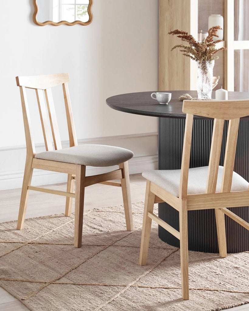 Set di 2 sedie da pranzo in tessuto beige con struttura in legno chiaro tradizionali retrò senza braccioli