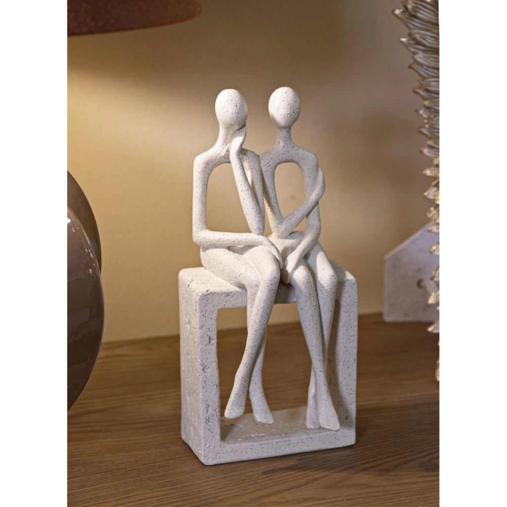 Statuetta coppia Stons in resina color crema