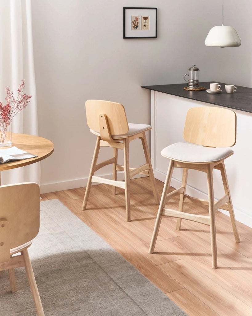 Set di 2 sgabelli da bar con struttura in legno e seduta in tessuto, senza braccioli, per zona pranzo, nei colori marrone chiaro e beige chiaro