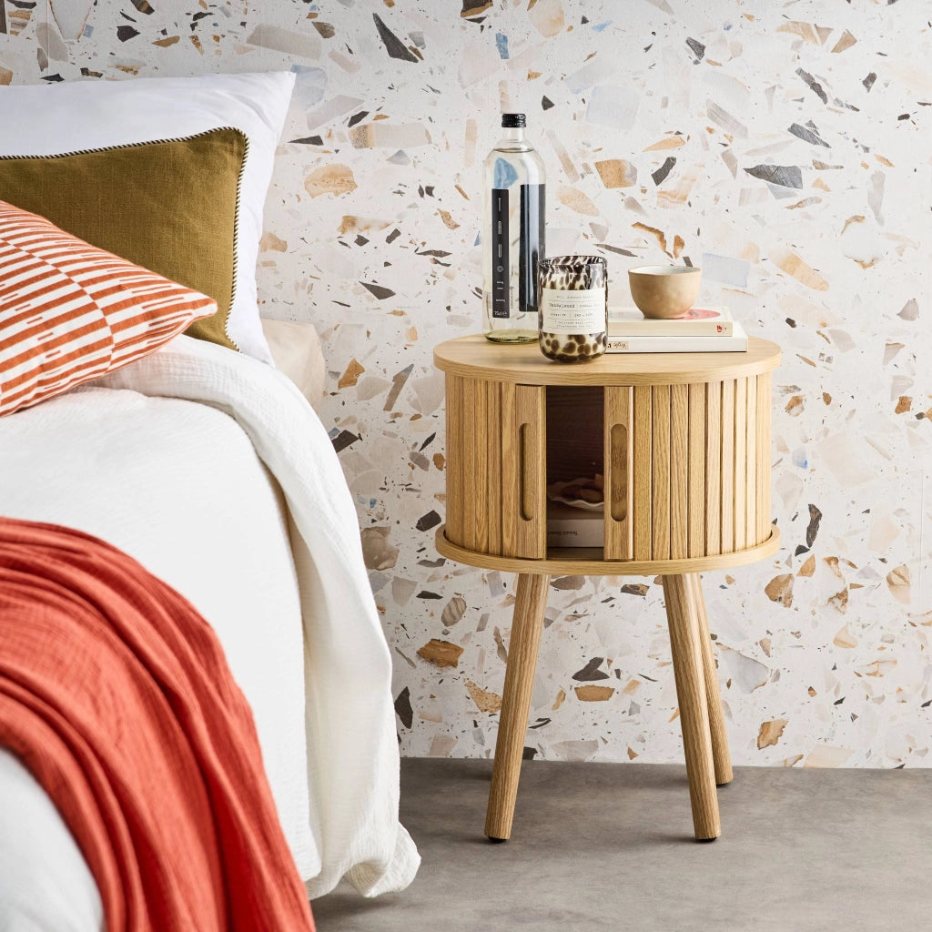 Tavolino da notte scandinavo con decorazioni in legno, 2 porte