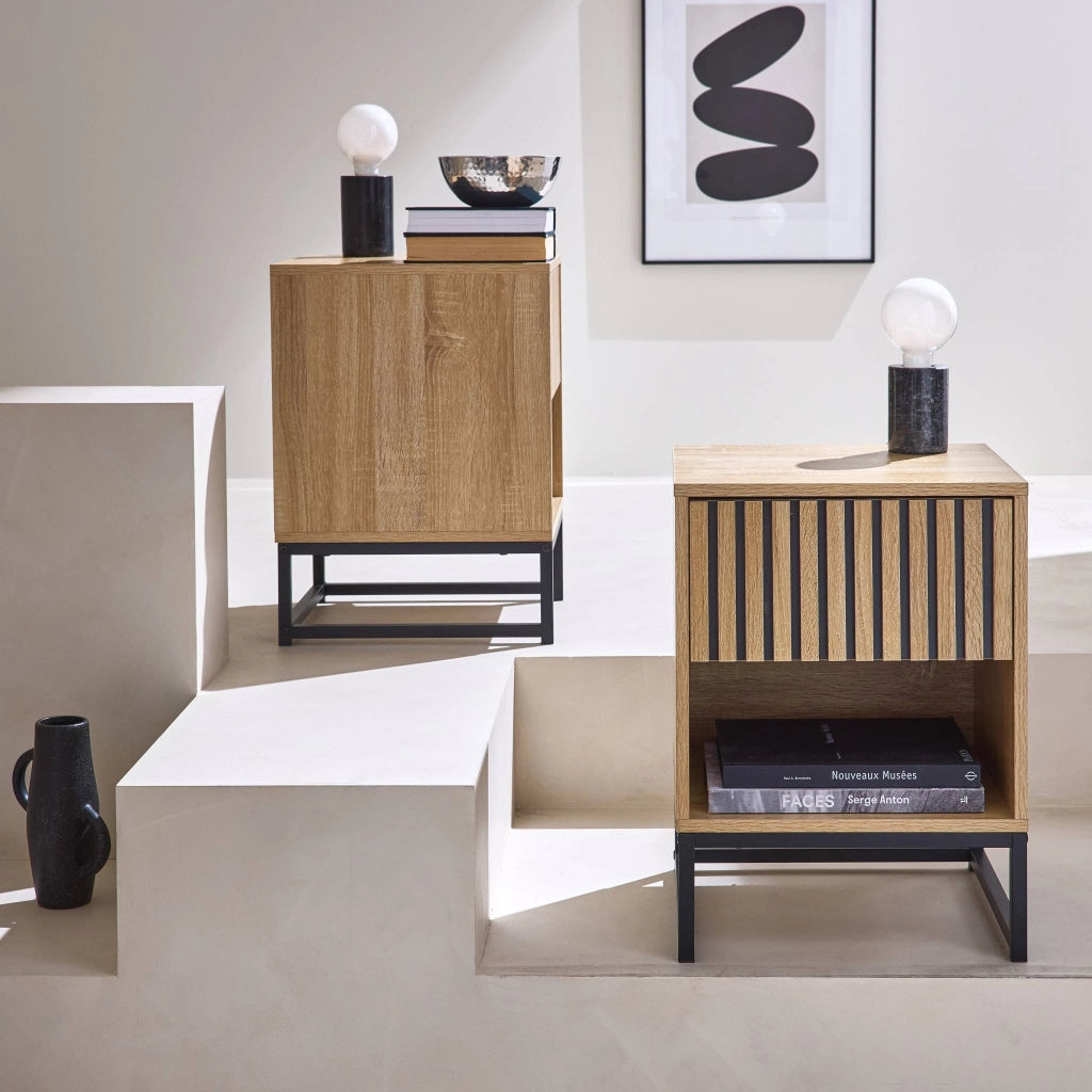 Set 2 comodini contemporanei, decoro in legno scanalato, 1 cassetto,