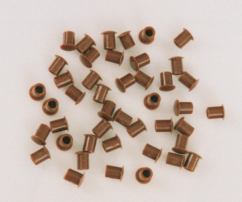 SC COPRIFORO PLASTICA MARRONE D 6 MM  50 PZ- 5,0 pz