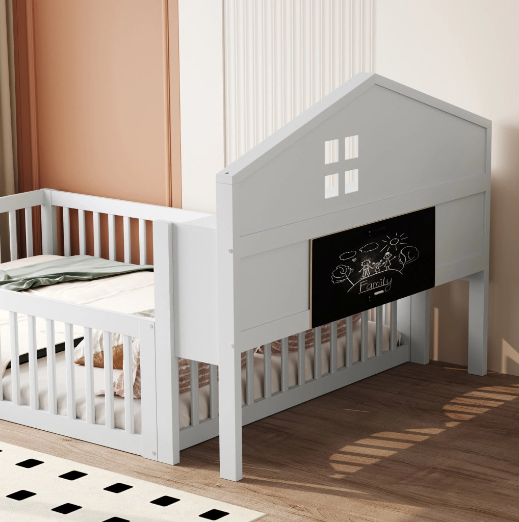 Letto per bambini 140x200 cm con sponde; porta e lavagna; bianco