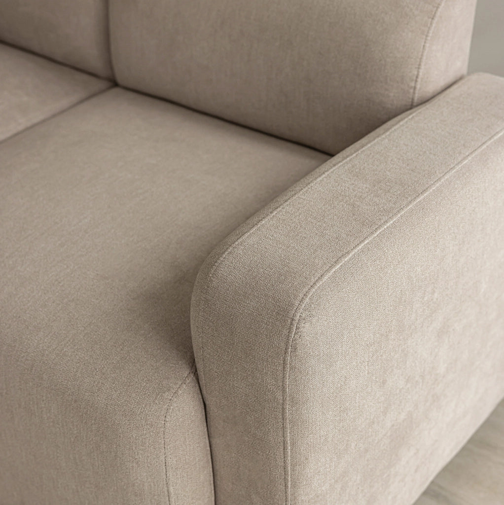 Divano a 3 posti in ciniglia beige con cuscini; design moderno; 211x67x71 cm