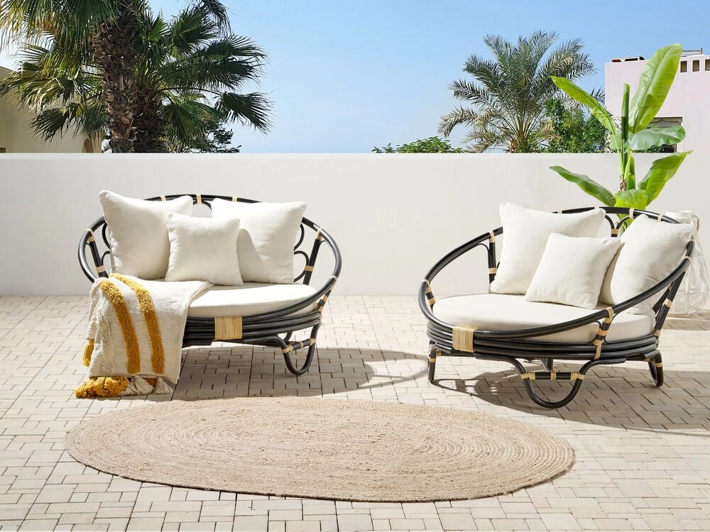 Set di 2 lettini da esterno in rattan beige con cuscini neri resistenti stile boho tradizionale