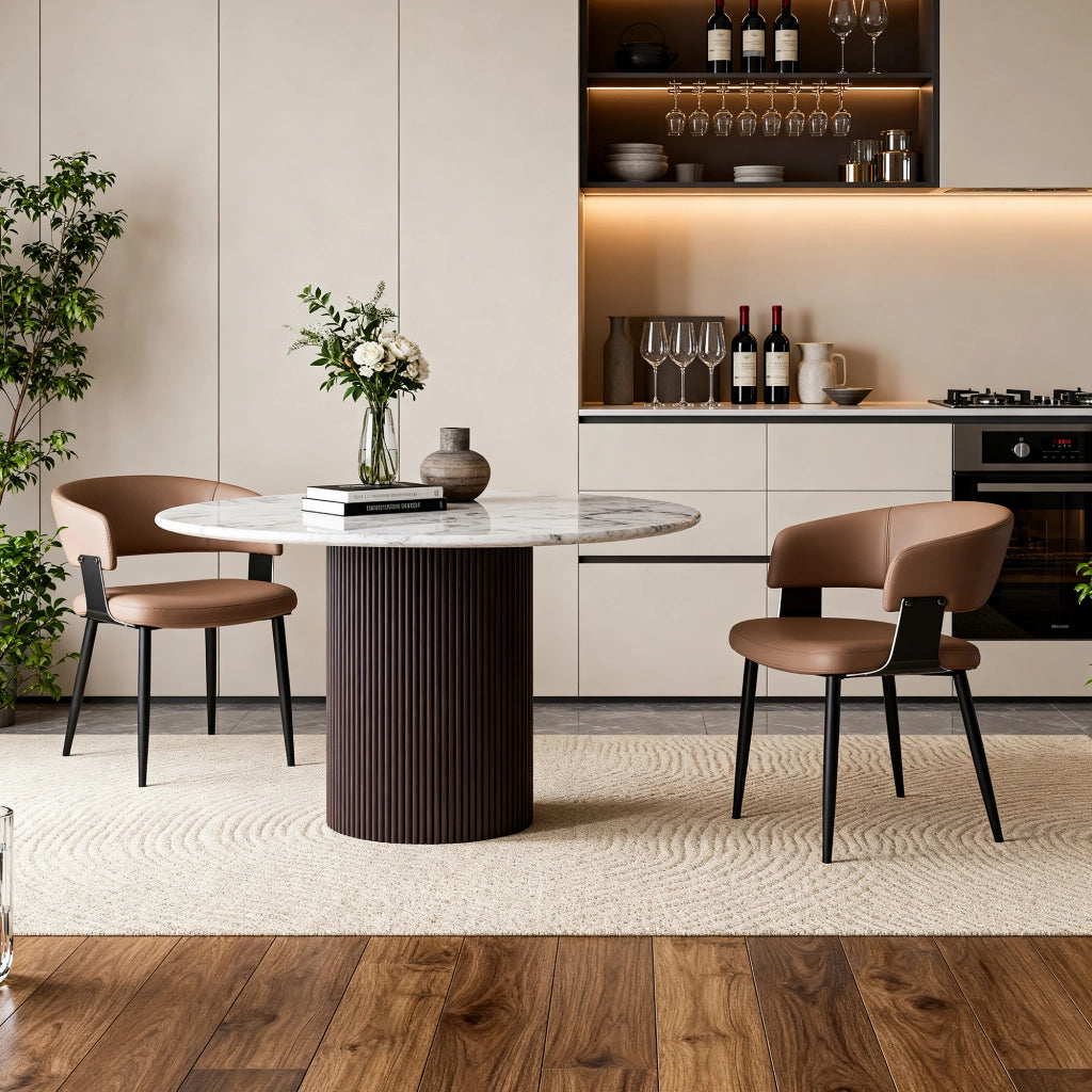 Sedia da pranzo ergonomica con braccioli e schienale curvo in similpelle marrone