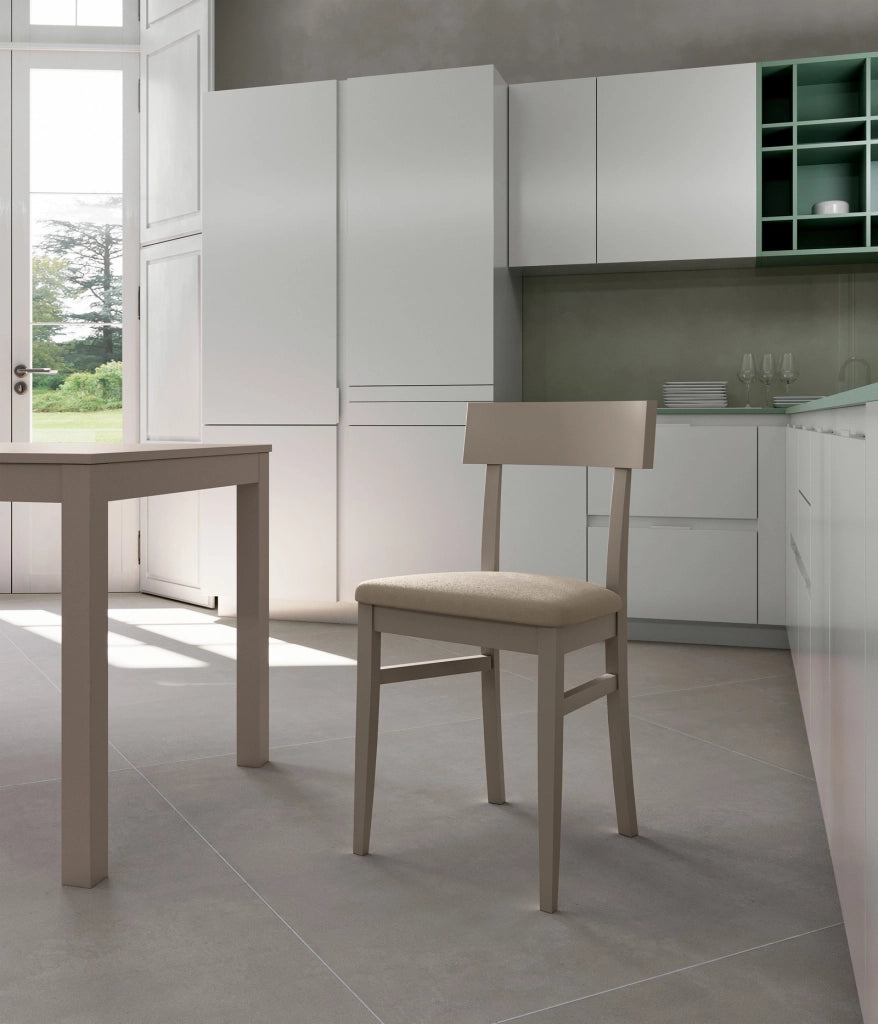 Sedia da interno Monaco in legno di faggio laccato colore tortora con seduta imbottita in similpelle e schienale in legno - 2 pezzi