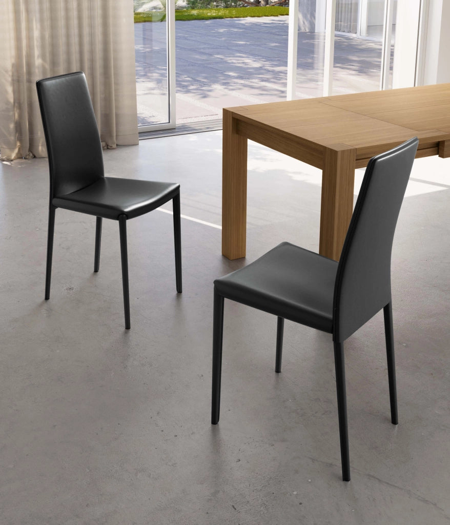 Sedia Kitty in similcuoio nero con gambe rivestite e struttura in metallo - Design moderno impilabile per zona giorno e cucina