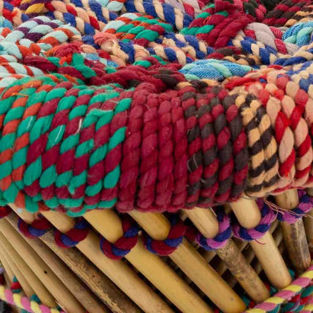 Set di 2 poltroncine e sgabello in bambù e corda colorata