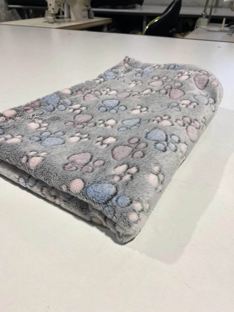 AIO FACTORY Coperta in pile 70x50 cm grigia con zampe colorate Coperta per cani