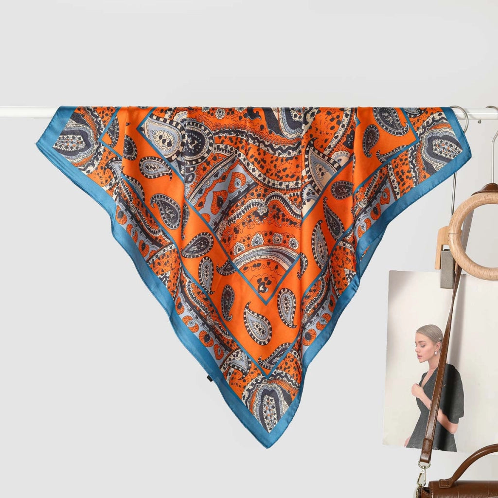 Sciarpa da donna in seta con quattro stampe floreali