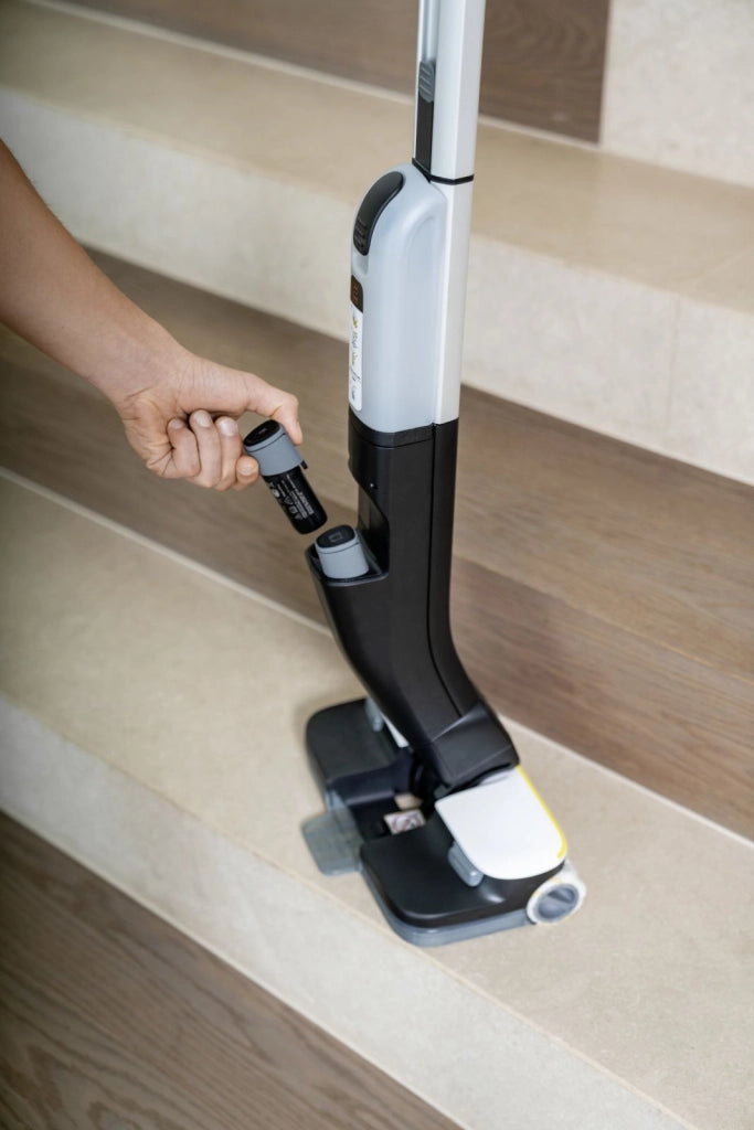 Karcher lavapavimenti fc 4-4 cordless + batteria 4v intercambiabile - 3in1 lava e rimuove ogni tipo di sporco - adatta a tutti i pavimenti - 90 m² a ricarica-doppio serbatoio-petfriendly-pulito nostop