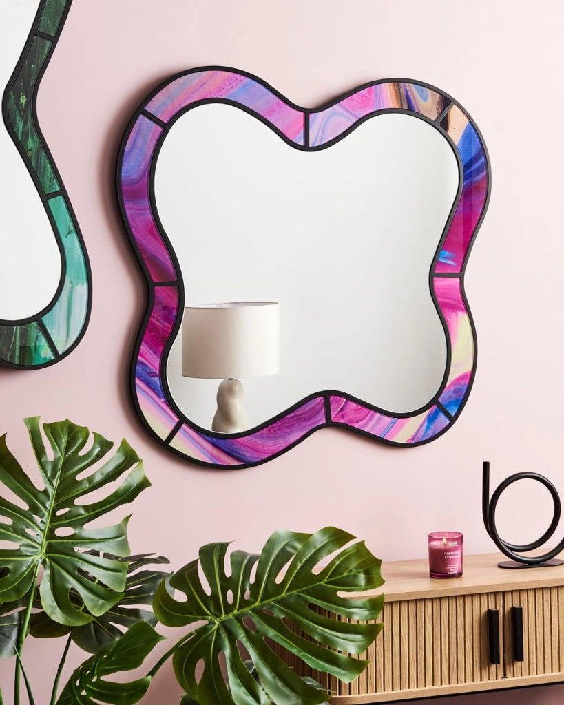 Specchio da parete di forma irregolare in vetro e MDF rosa stile moderno