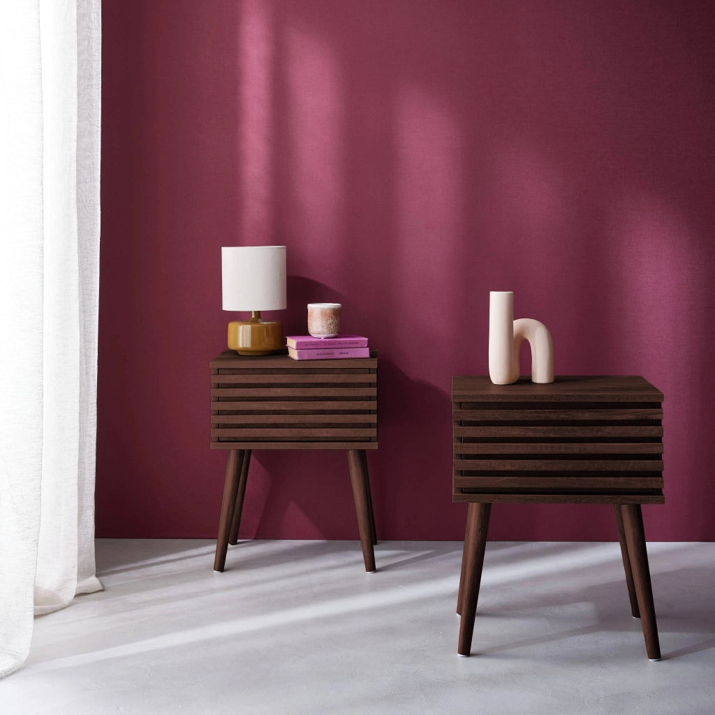 Set 2 comodini scandinavi con decoro in legno scanalato, noce