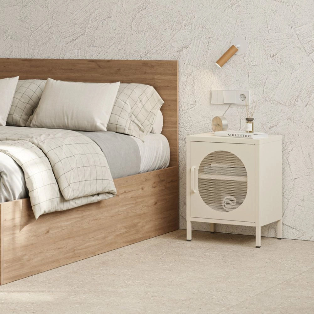 Comodino in metallo Diora crema con anta reticolata – Design industriale, anima versatile