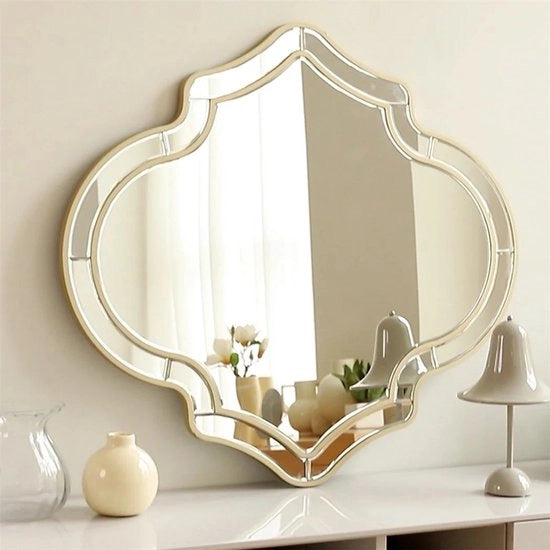 Specchio da parete irregolare con cornice dorata in metallo con superficie in rame